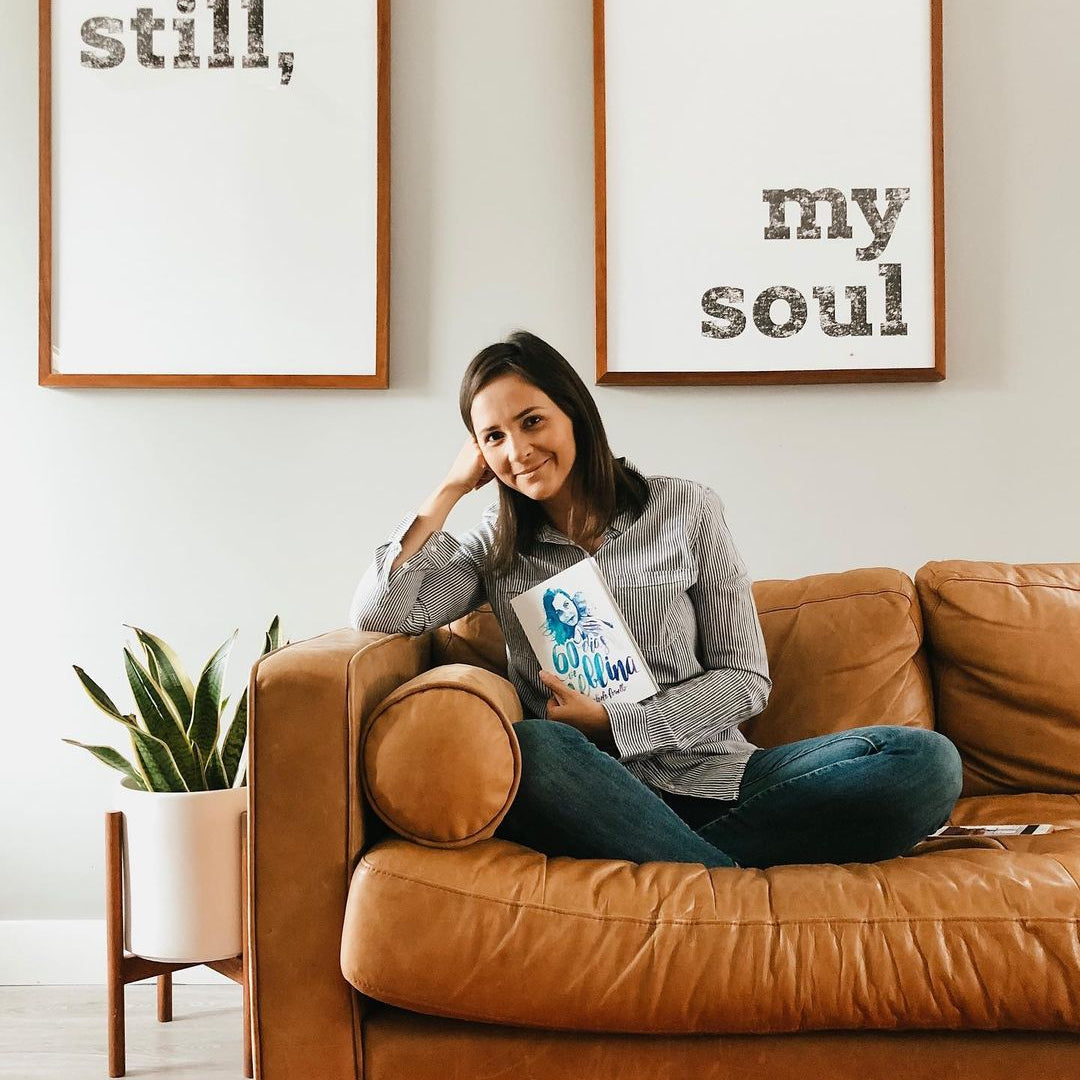 Entrevista com Rafaela Carvalho: sua relação com a escrita para além da profissão, vulnerabilidades que nos conectam e a força das palavras.