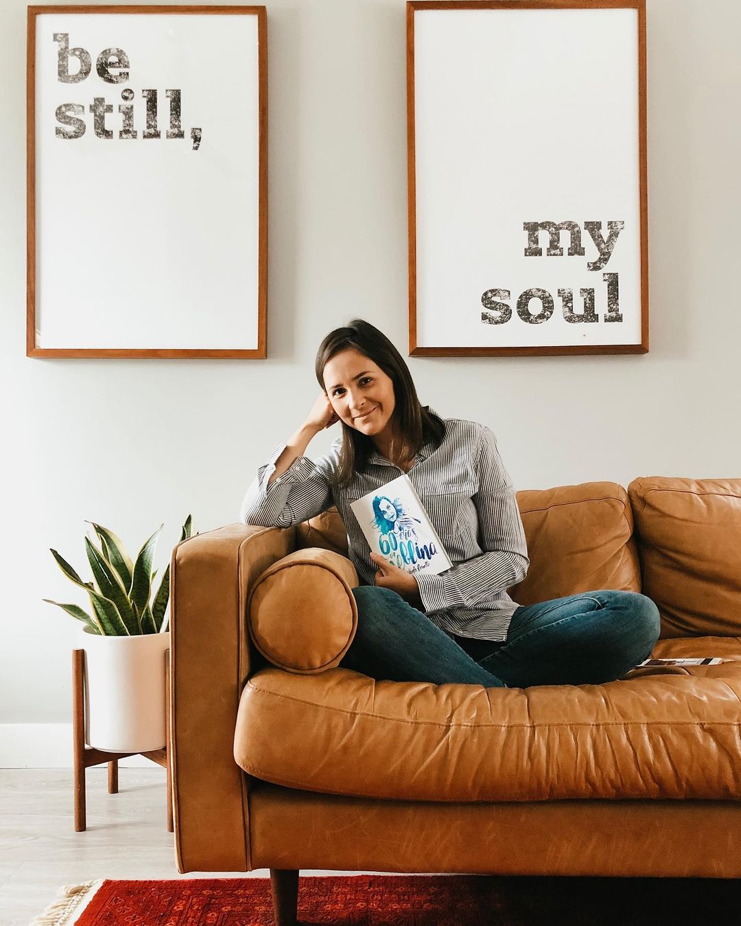 Entrevista com Rafaela Carvalho: sua relação com a escrita para além da profissão, vulnerabilidades que nos conectam e a força das palavras.